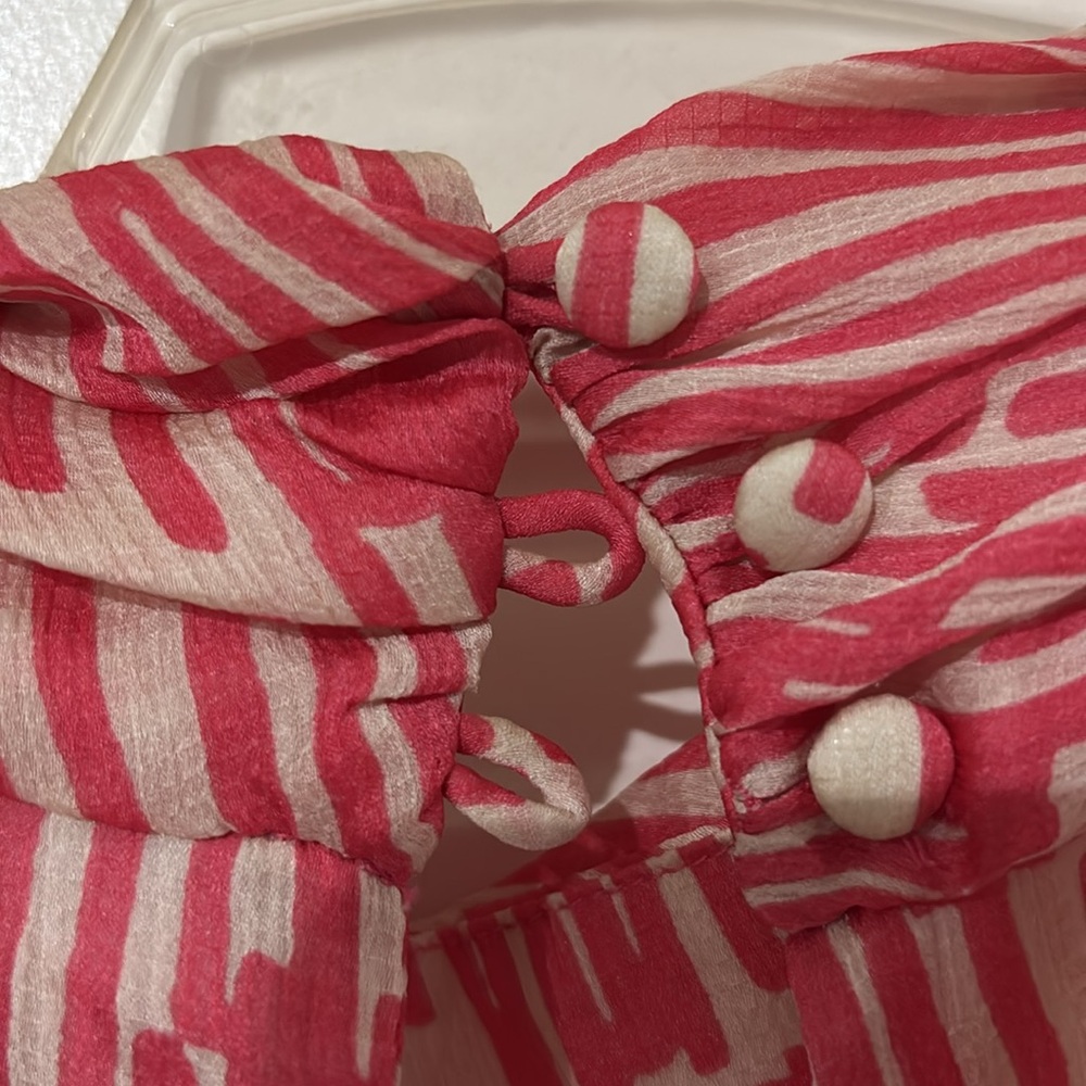 Great top for work or a girls night out. Size small from New York and Co. - Picture 4 of 4